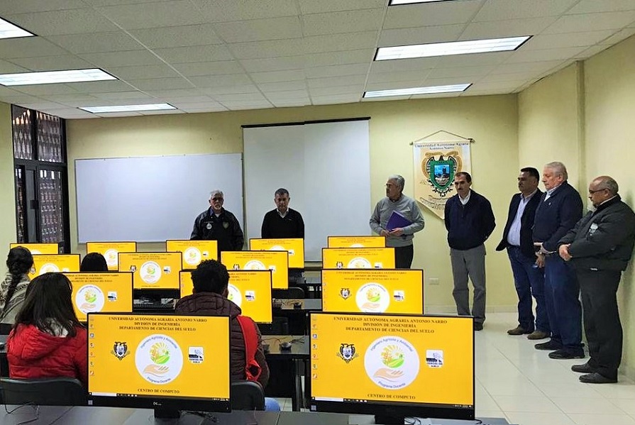 Entrega el Rector equipo de cómputo al departamento de Ciencias del Suelo.