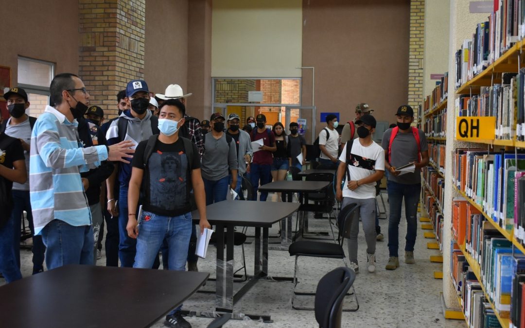 Alumnos de primer semestre de IAPr visitan biblioteca de la UAAAN