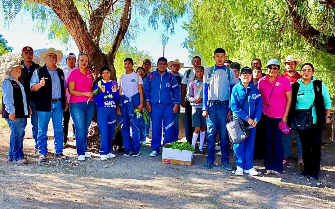 Alumnos del CAM #5 conocen cuidados de varios cultivos.